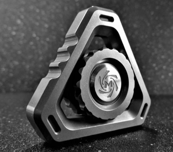 国外枪支配件企业不务正业，用枪支钢材做了一款指尖陀螺