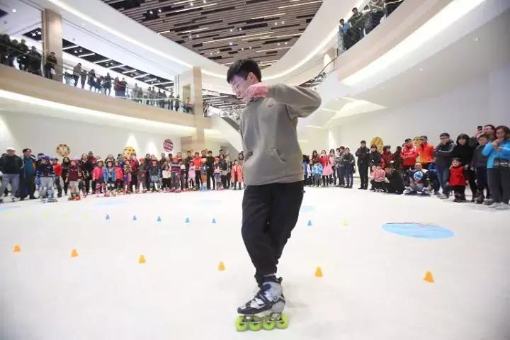 当“天空之城”遇上“动感轮滑”｜轮滑冠军林恩宁上演炫酷表演