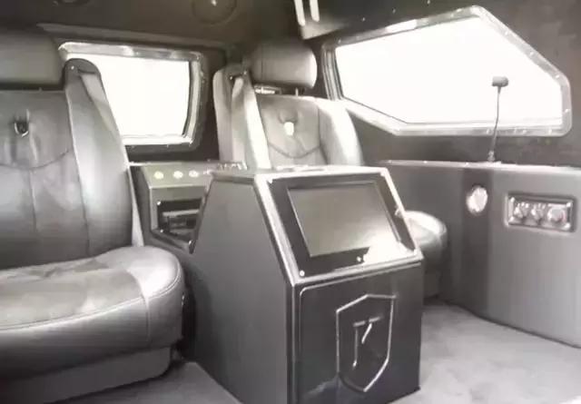 1500万的骑士十五世去洗车，洗车工直摇头：装甲车我们洗不了