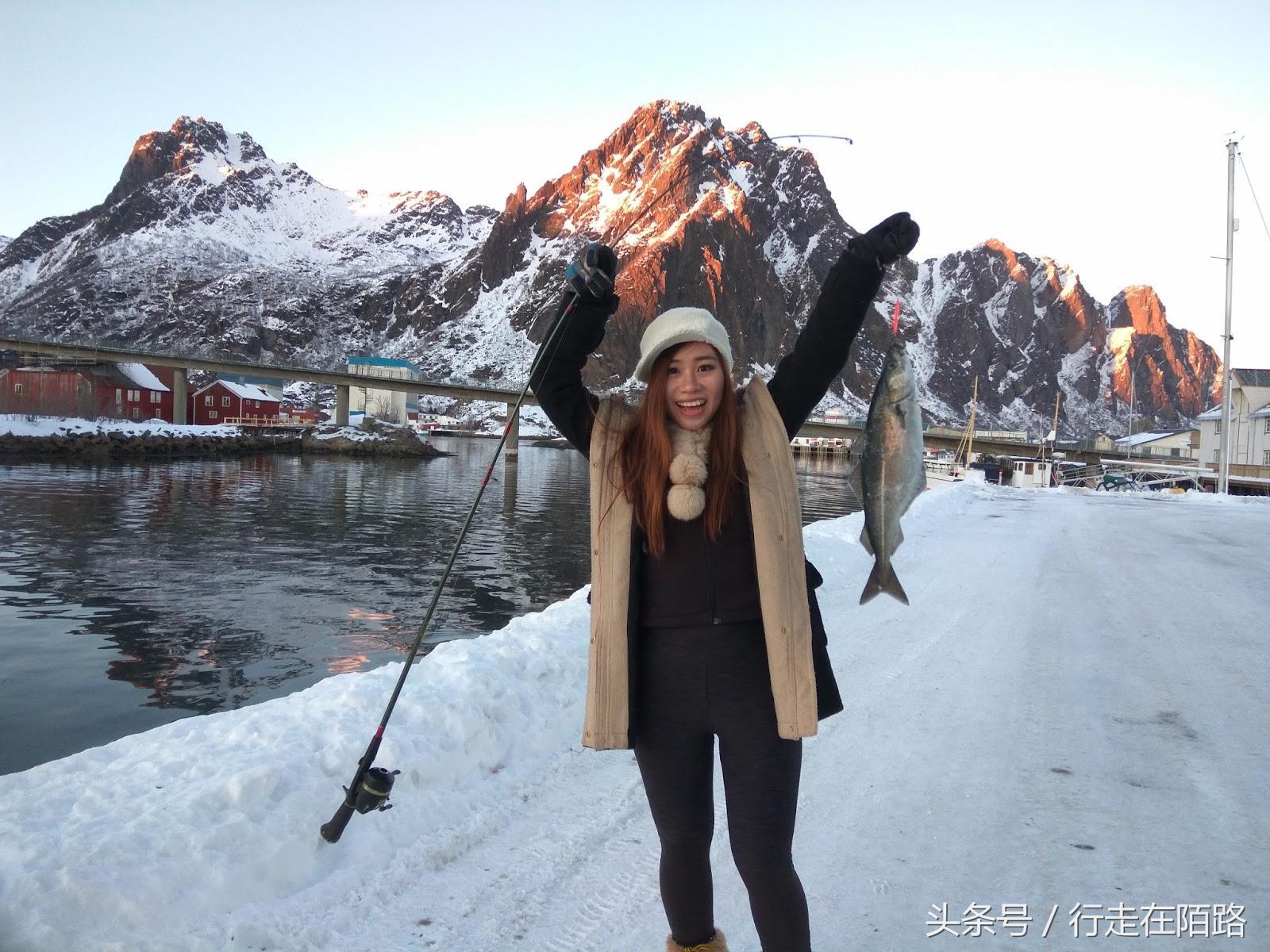 挪威北部罗浮敦群岛足球场,挪威渔民捕鱼