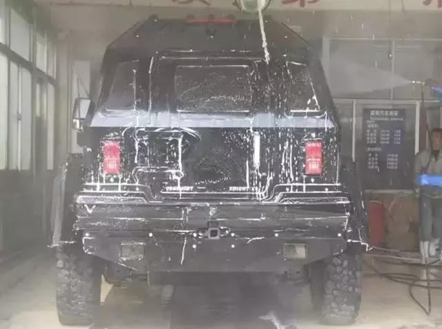 1500万的骑士十五世去洗车，洗车工直摇头：装甲车我们洗不了