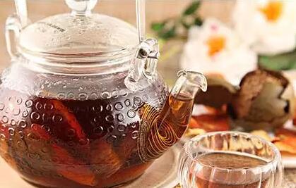 天气变冷嗓子痒干咳煲什么汤,秋冬嗓子干痒咳喝什么汤