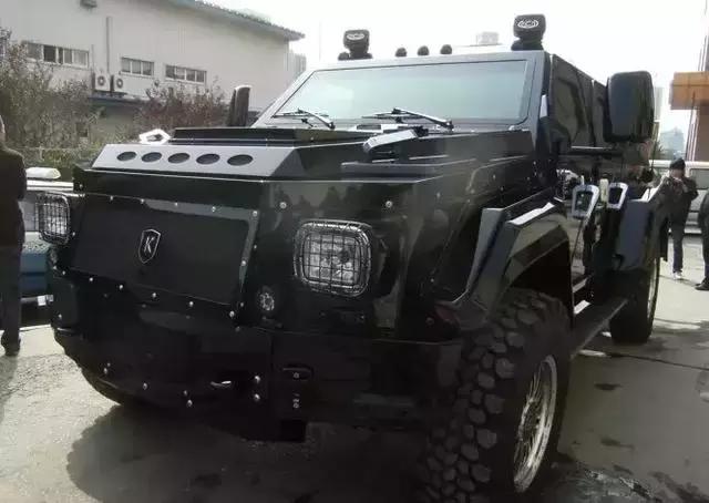 1500万的骑士十五世去洗车，洗车工直摇头：装甲车我们洗不了