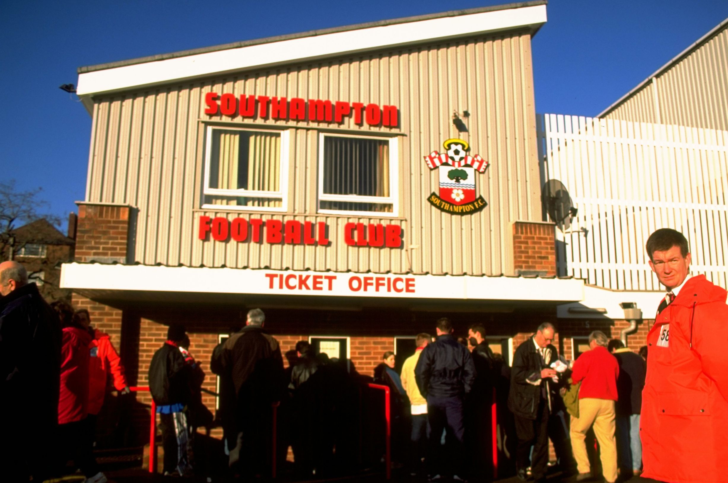 英格兰时隔51年再夺世界冠军,足坛历史上第一支三冠王的球队