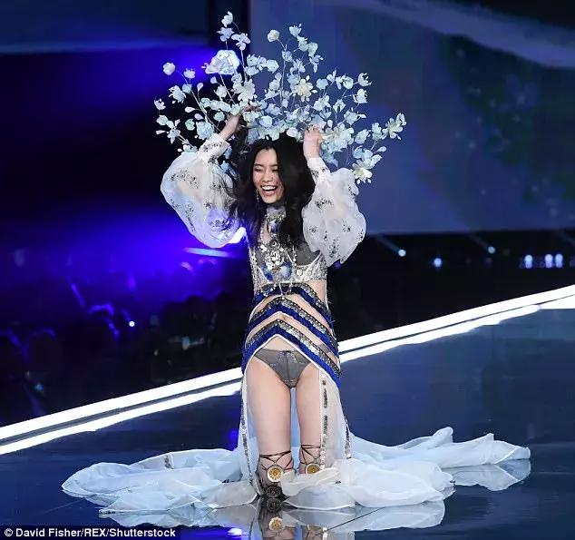 奚梦瑶一口一句英文,奚梦瑶走秀摔倒视频完整版