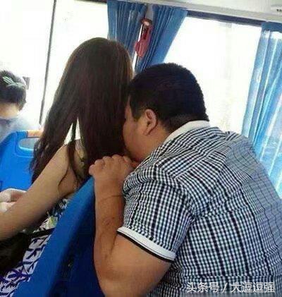 小姐姐你系完鞋带就快起来吧，都被人给看光，你长的好看才提醒你