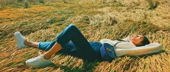 维密秀奚梦瑶摔倒完整版,奚梦瑶在维密大秀上摔倒