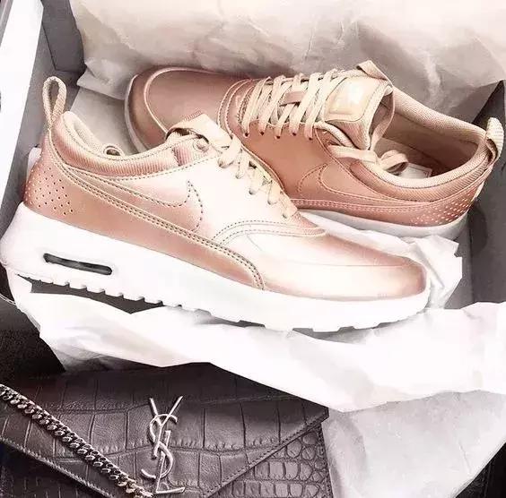 维密秀奚梦瑶摔倒完整版,奚梦瑶在维密大秀上摔倒