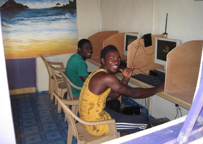 惊掉下巴！非洲网吧太简陋，无人玩游戏，天价收费每小时119元！