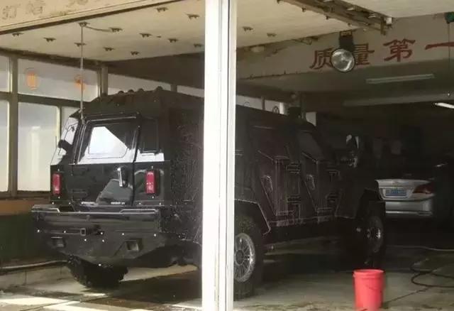 1500万的骑士十五世去洗车，洗车工直摇头：装甲车我们洗不了