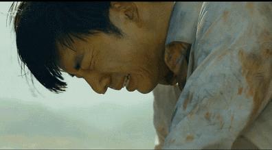 小姐姐你系完鞋带就快起来吧，都被人给看光，你长的好看才提醒你