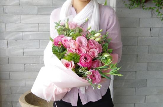 普通花店一年大概赚多少钱,一个普通的花店一个月能赚多少钱