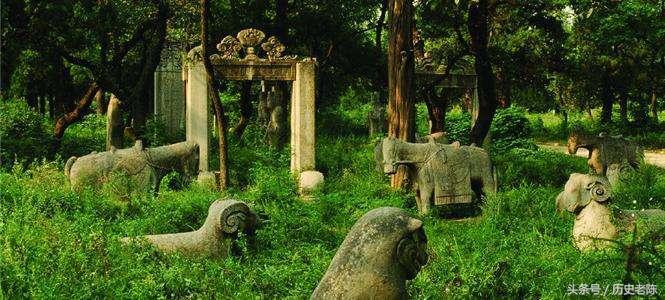 这个家族的墓地有3000亩，铁路修建也不能占用通过，只得绕弯