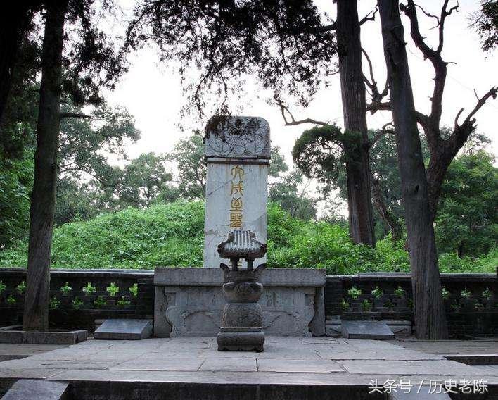 这个家族的墓地有3000亩，铁路修建也不能占用通过，只得绕弯