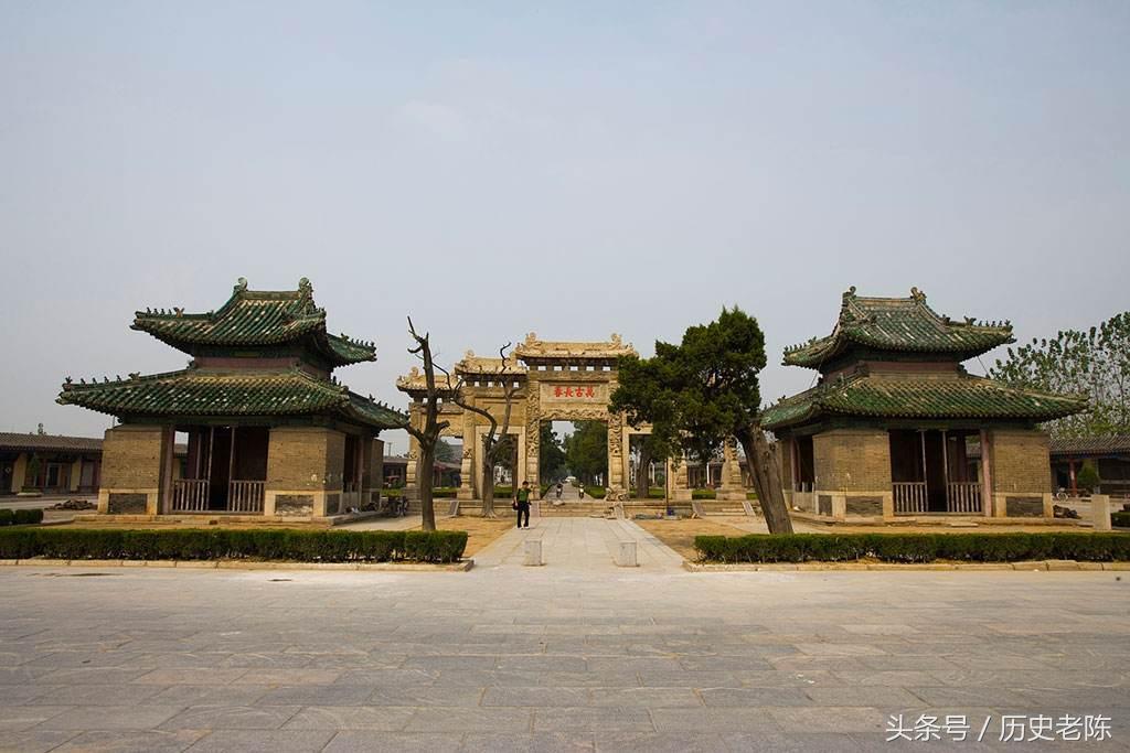 这个家族的墓地有3000亩，铁路修建也不能占用通过，只得绕弯