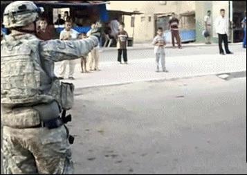 小姐姐你系完鞋带就快起来吧，都被人给看光，你长的好看才提醒你