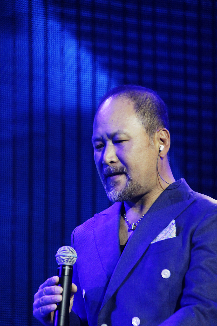 红极一时的情歌王子，为照顾患癌妻退出歌坛，和张韶涵妈妈传绯闻