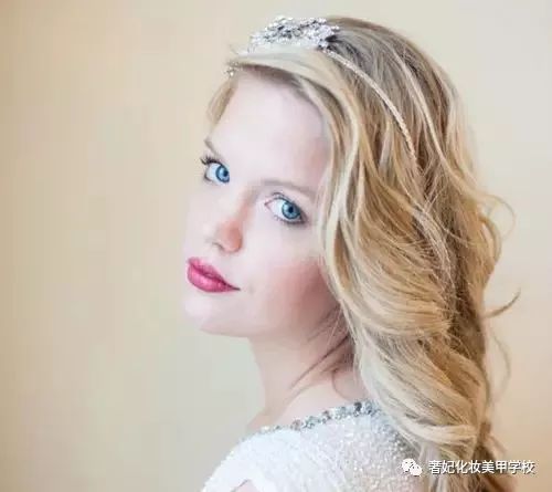 早春出游简单编发,这几款编发造型为你约会加分