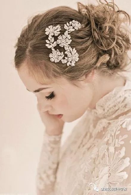 早春出游简单编发,这几款编发造型为你约会加分