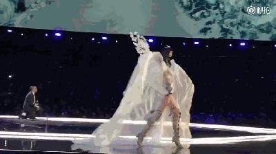 奚梦瑶摔跤对他导致的影响有多大,奚梦瑶维密大秀摔跤