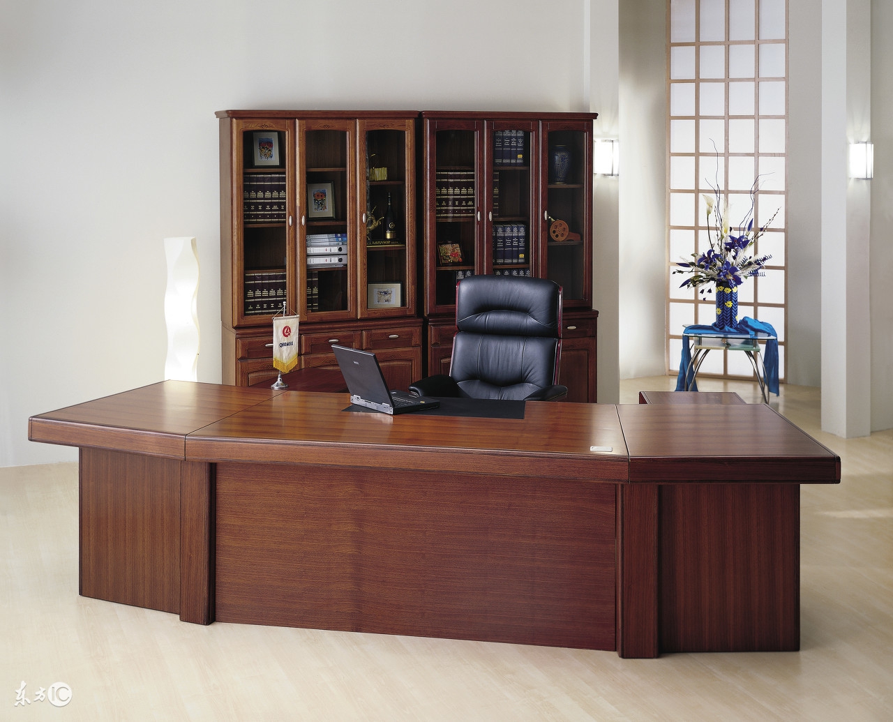 办公桌摆放方向有什么讲究吗,办公桌的摆放方向位置怎么选最好