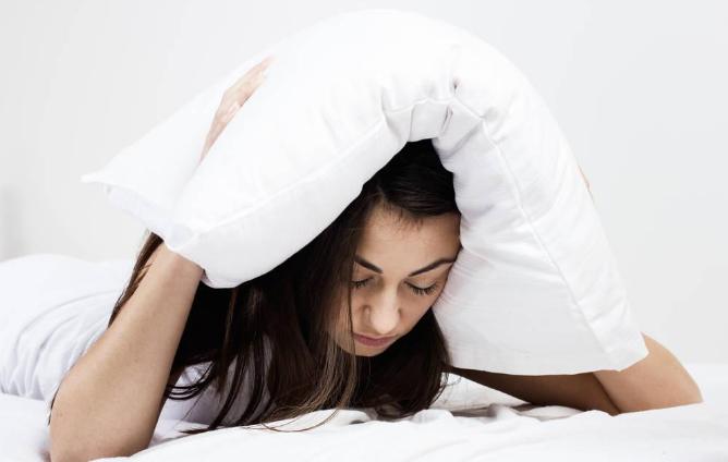 很困但睡不着越睡心里越焦虑,明明很困却睡不着有什么办法