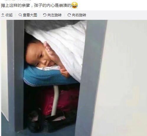 小姐姐你系完鞋带就快起来吧，都被人给看光，你长的好看才提醒你