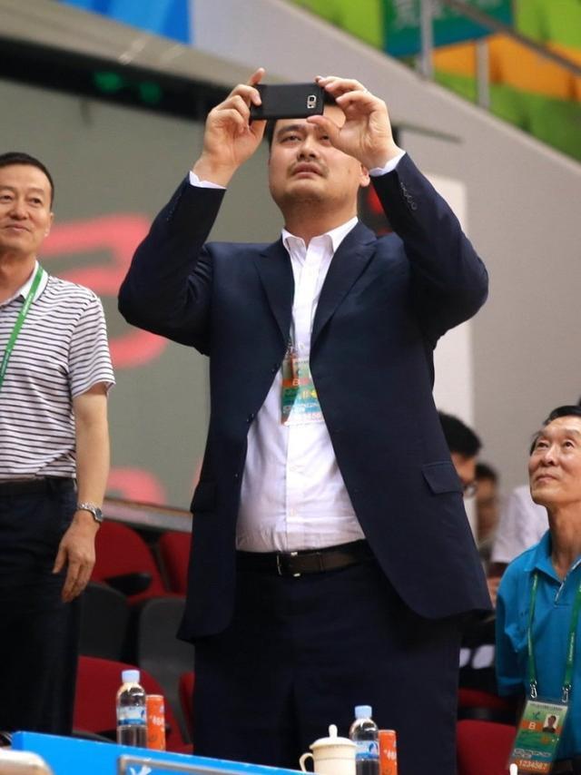 科比“又胖了”再一次变身禾斗匕匕，不是说好的凌晨4点减肥吗？