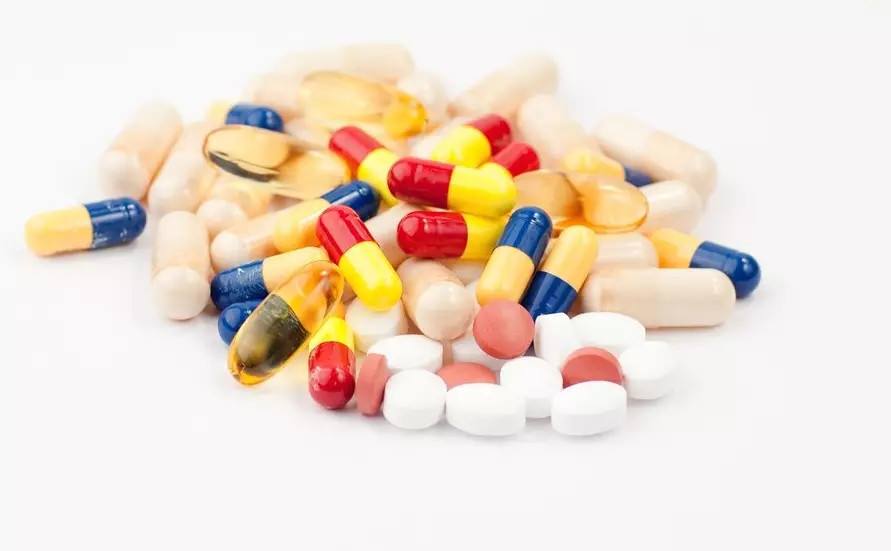 一感冒就喝退烧药,一般的感冒发烧要吃抗生素吗