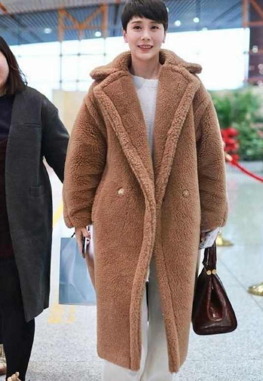 海清英伦风格子外套,39岁的海清一身红色套装还有气质