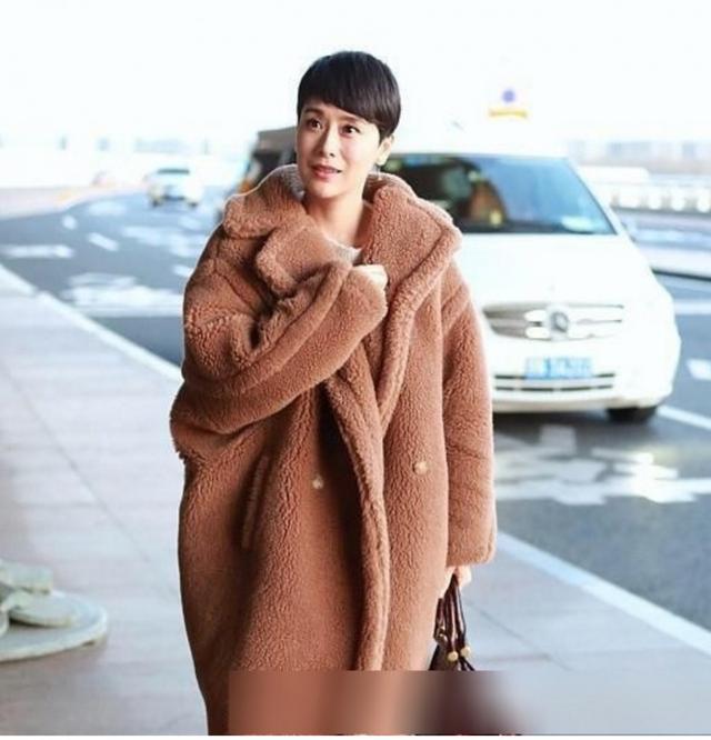 海清英伦风格子外套,39岁的海清一身红色套装还有气质