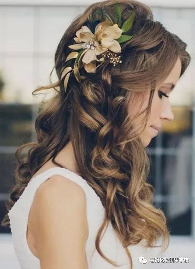 早春出游简单编发,这几款编发造型为你约会加分
