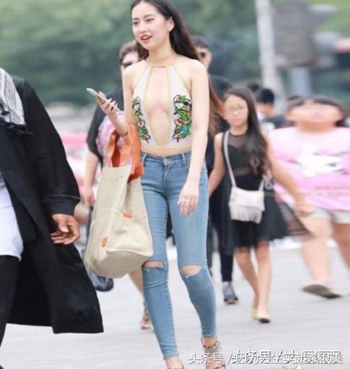 小姐姐你系完鞋带就快起来吧，都被人给看光，你长的好看才提醒你