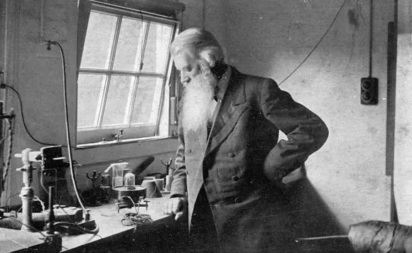 爱迪生真的是发明电灯的吗,爱迪生到底是怎么发明电灯的