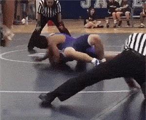 晨看*疆新**｜小伙踩警车晒照被拘；这个官员受贿2千余万获刑12年