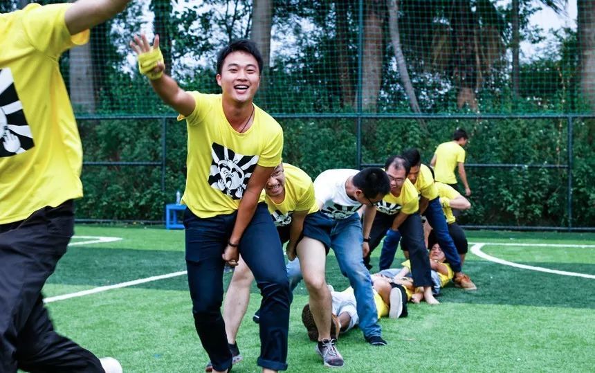 这运动会有毒！穿别人裤裆还很开心