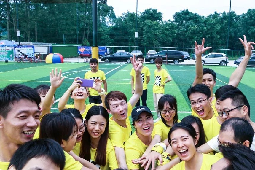 这运动会有毒！穿别人裤裆还很开心