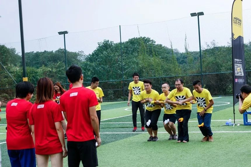 这运动会有毒！穿别人裤裆还很开心