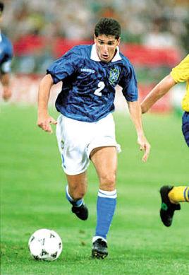 现今足坛十大右后卫,足坛史上十大右后卫排名