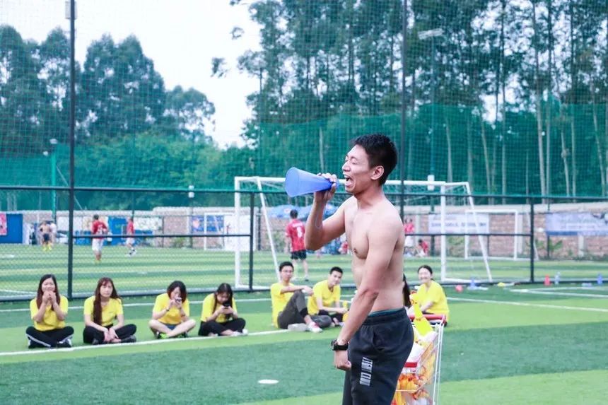 这运动会有毒！穿别人裤裆还很开心