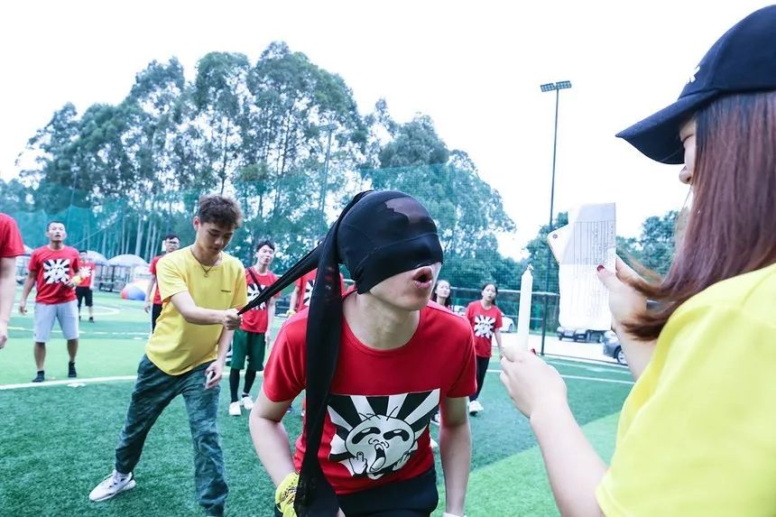 这运动会有毒！穿别人裤裆还很开心