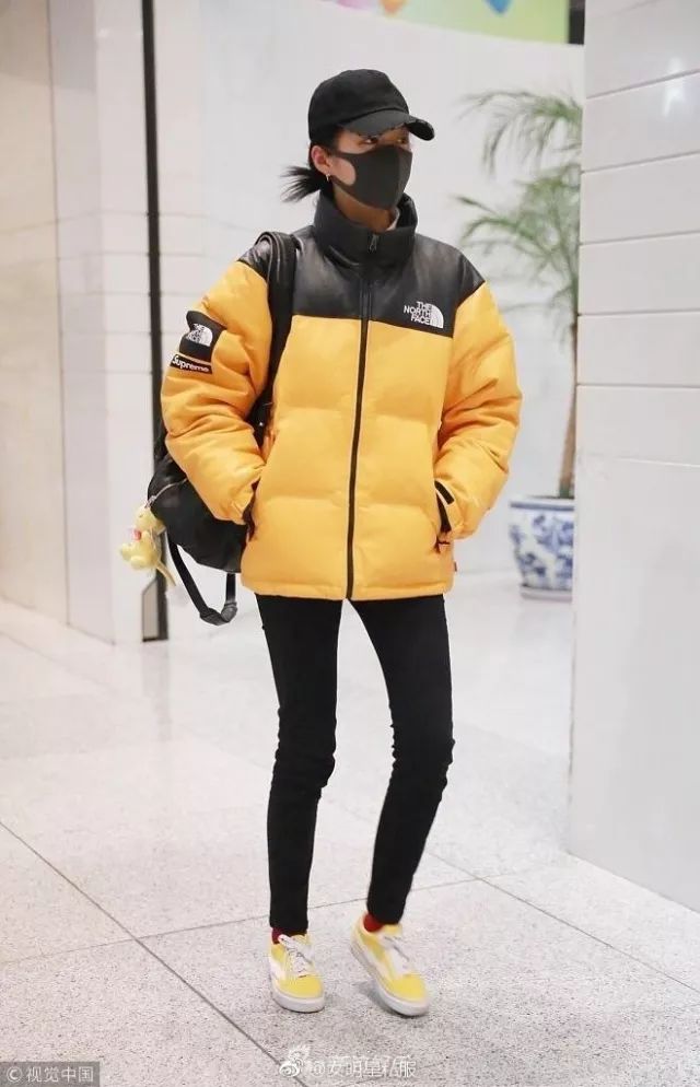 鹿晗刘昊然同款羽绒服,刘昊然中戏羽绒服机场