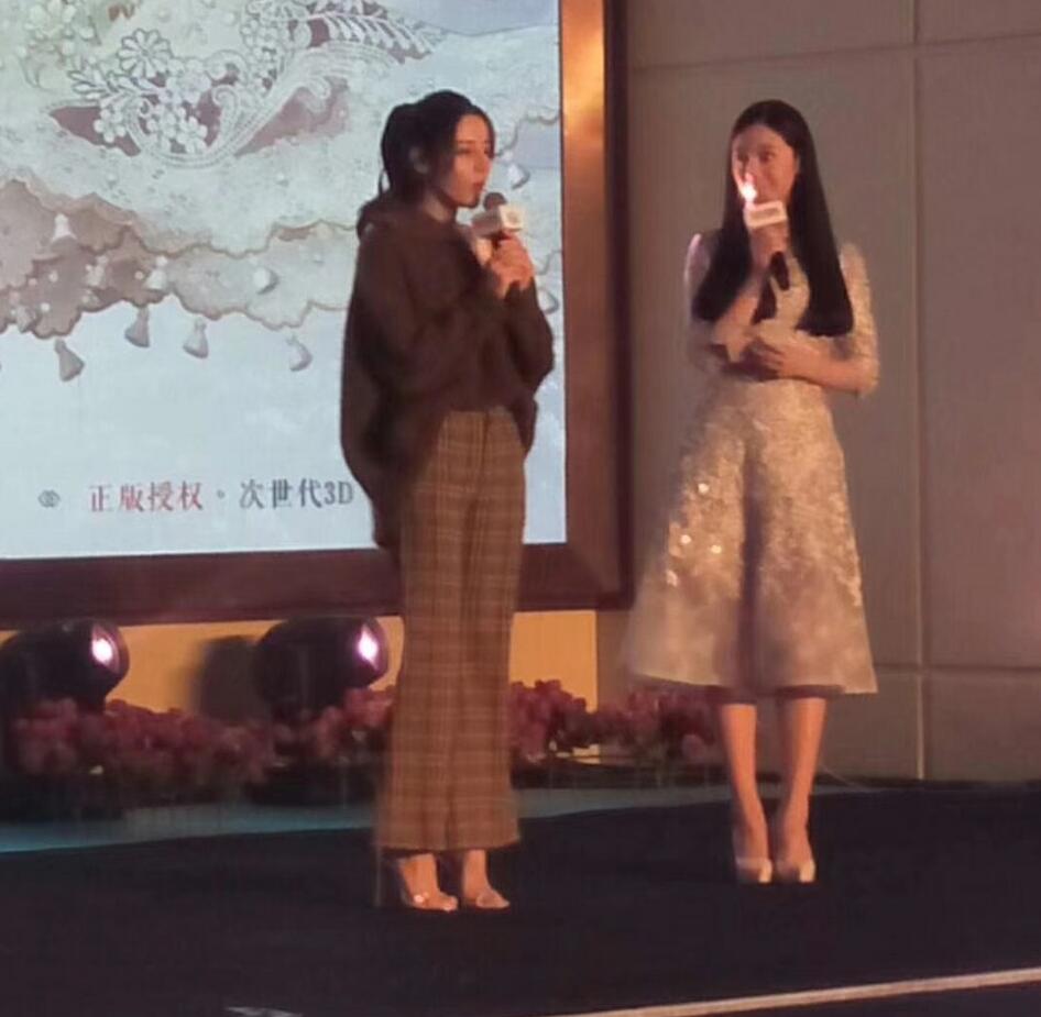 迪丽热巴机场左手中指戴戒指,迪丽热巴全手戴戒指