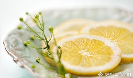 晨看*疆新**｜小伙踩警车晒照被拘；这个官员受贿2千余万获刑12年