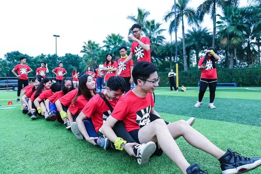 这运动会有毒！穿别人裤裆还很开心