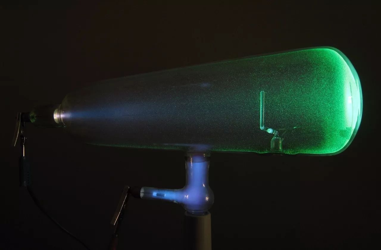 爱迪生真的是发明电灯的吗,爱迪生到底是怎么发明电灯的