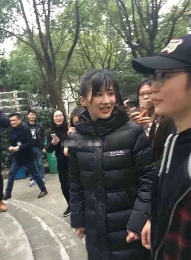 鹿晗刘昊然同款羽绒服,刘昊然中戏羽绒服机场