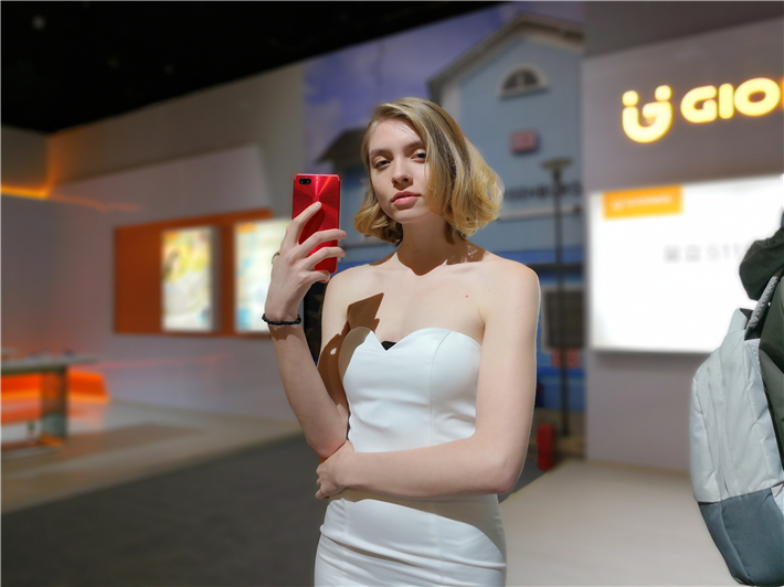 金立创新发布8款全面屏手机新品，全面屏2.0明年上半年到来