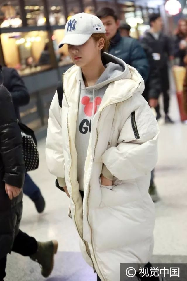 鹿晗刘昊然同款羽绒服,刘昊然中戏羽绒服机场