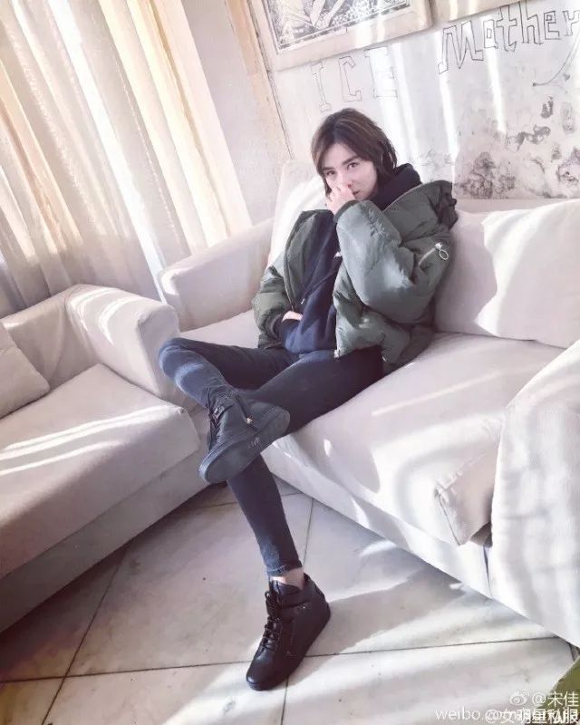 鹿晗刘昊然同款羽绒服,刘昊然中戏羽绒服机场